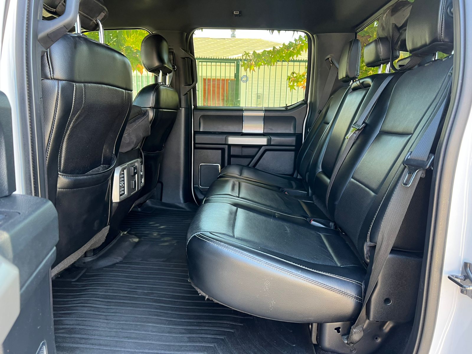 
								Ford F150 Lariat Sport full									