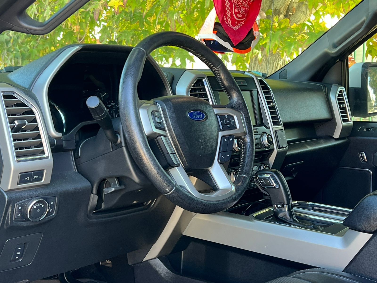 
								Ford F150 Lariat Sport full									