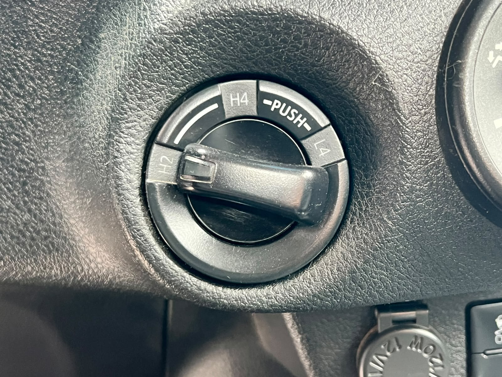 
								TOYOTA HILUX DX 4X4 full									