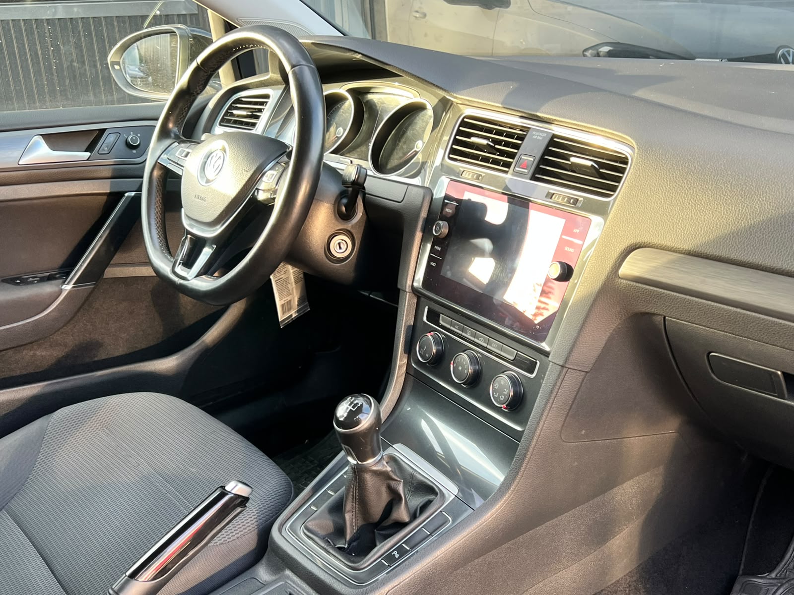 
								VOLKSWAGEN GOLF full									