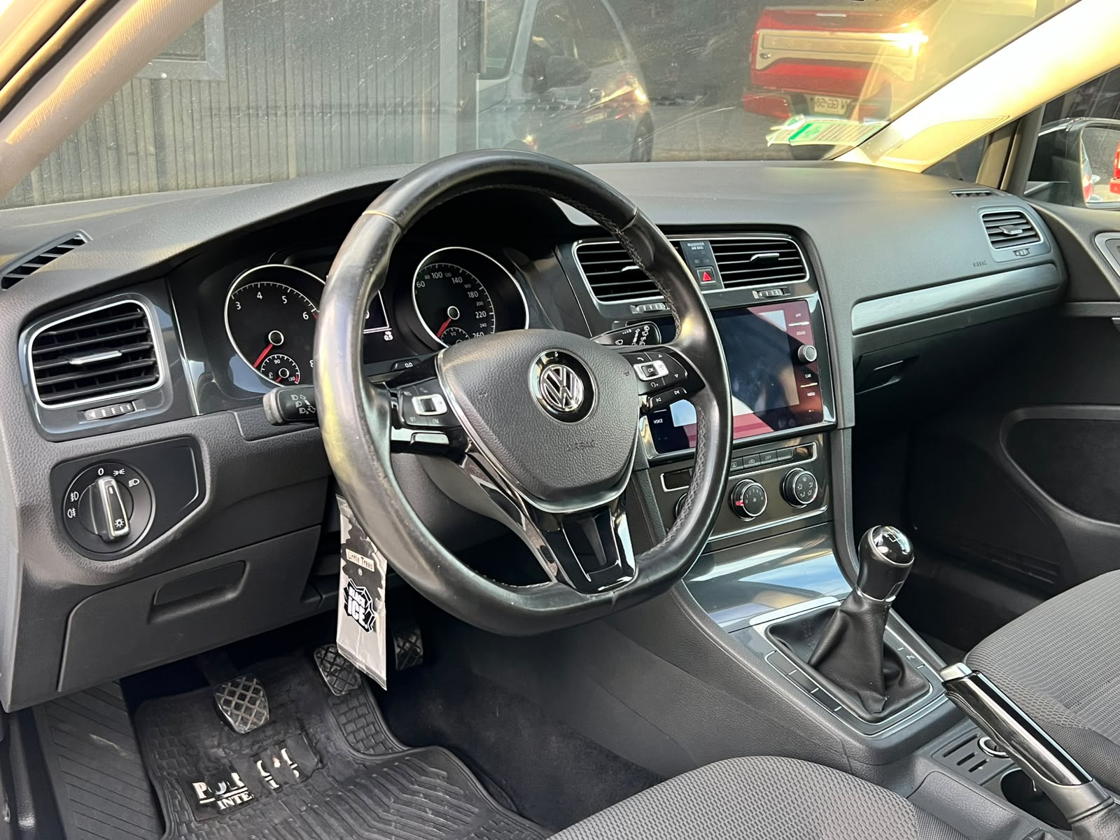 
								VOLKSWAGEN GOLF full									