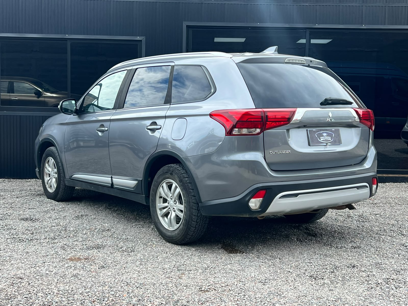 
								MITSUBISHI OUTLANDER full									