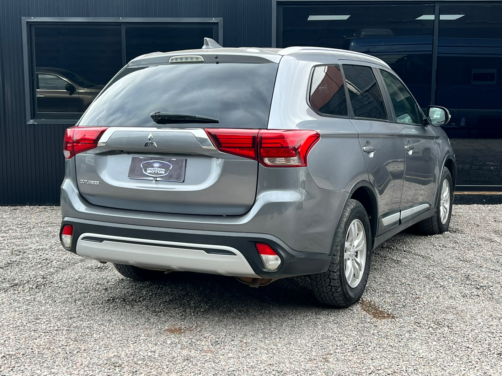 
								MITSUBISHI OUTLANDER full									