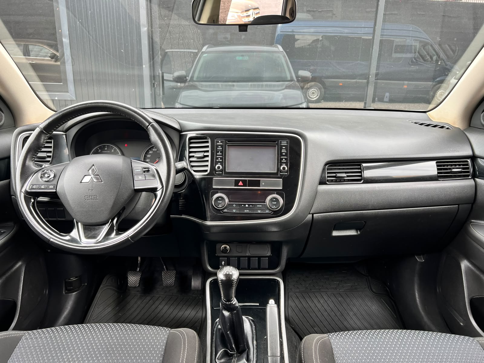 
								MITSUBISHI OUTLANDER full									