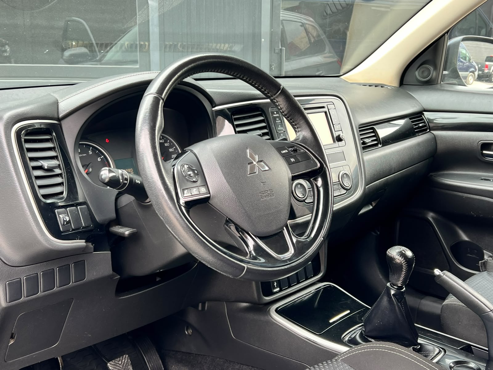 
								MITSUBISHI OUTLANDER full									