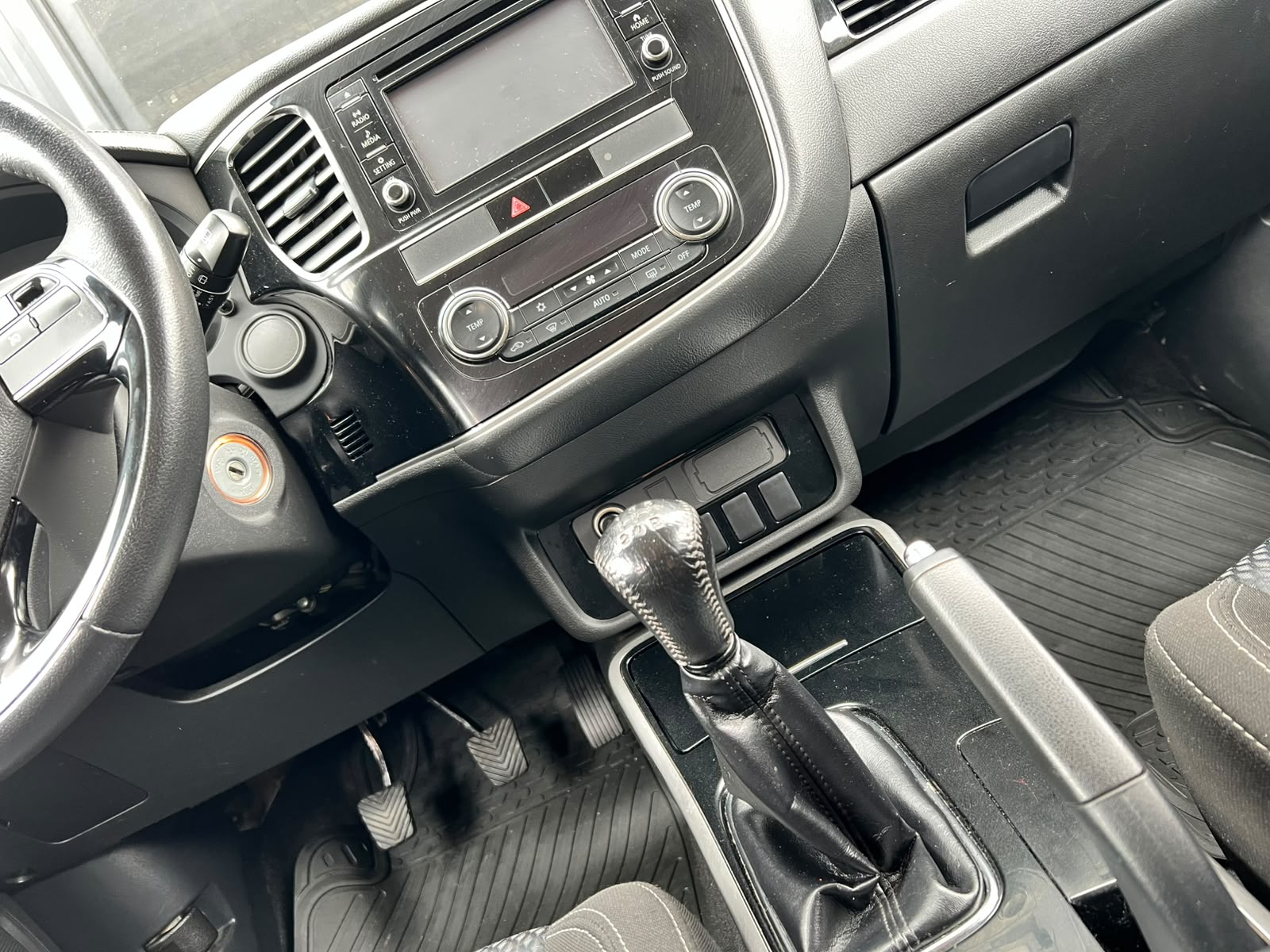 
								MITSUBISHI OUTLANDER full									