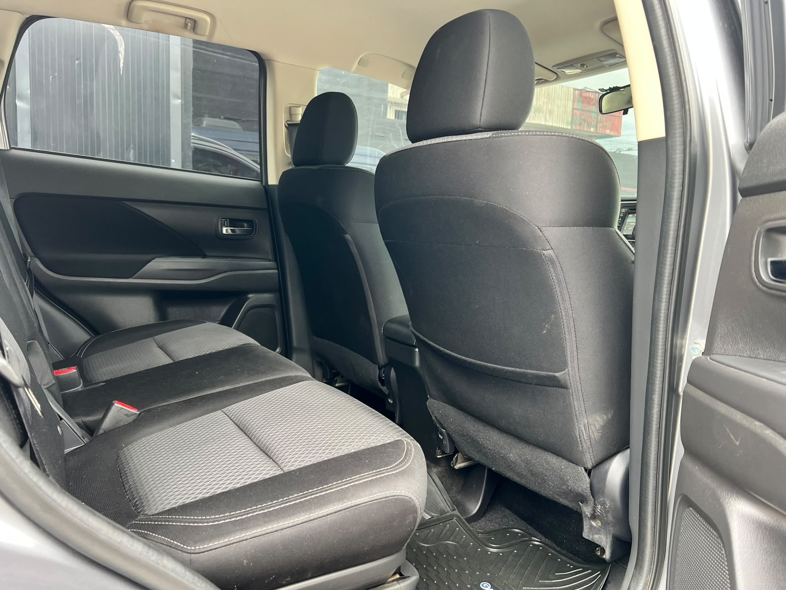 
								MITSUBISHI OUTLANDER full									