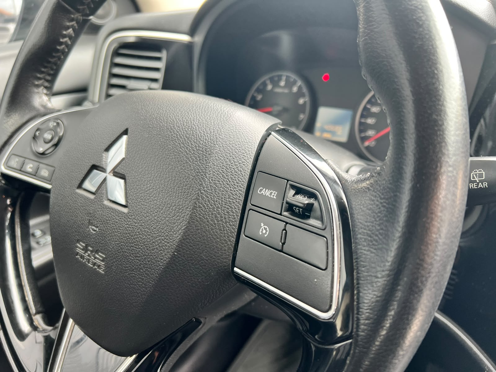 
								MITSUBISHI OUTLANDER full									