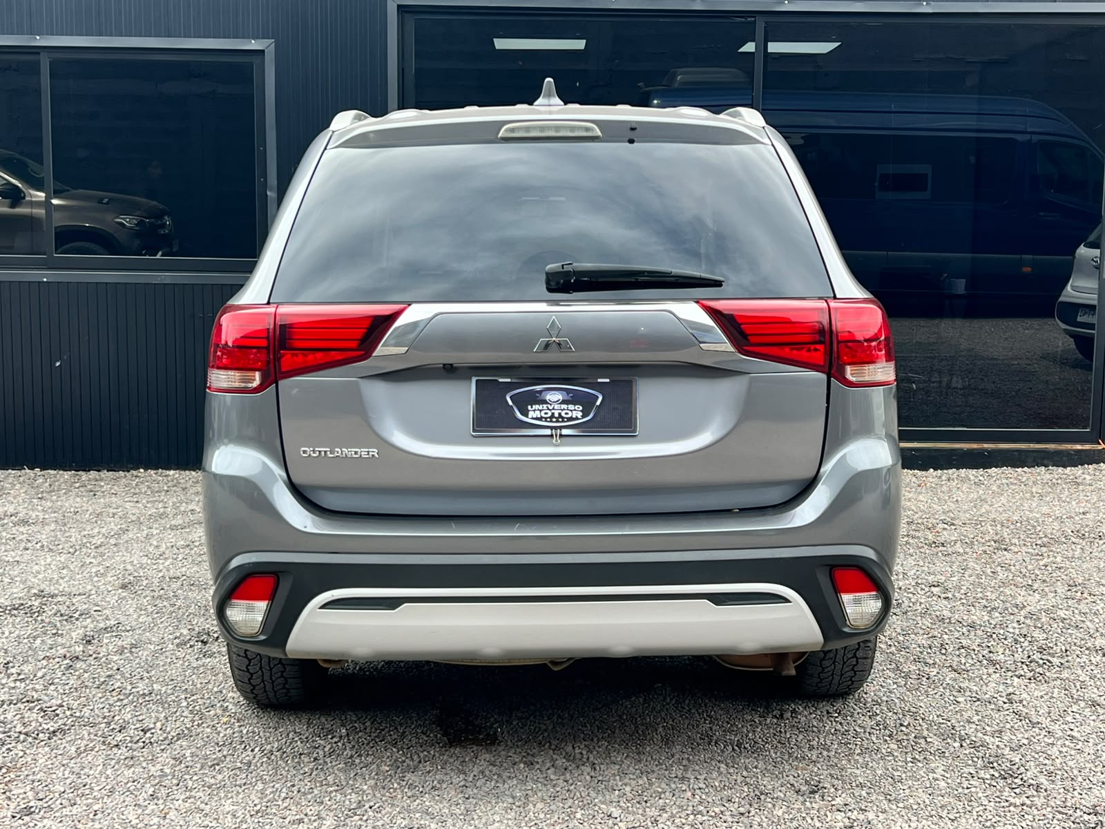 
								MITSUBISHI OUTLANDER full									