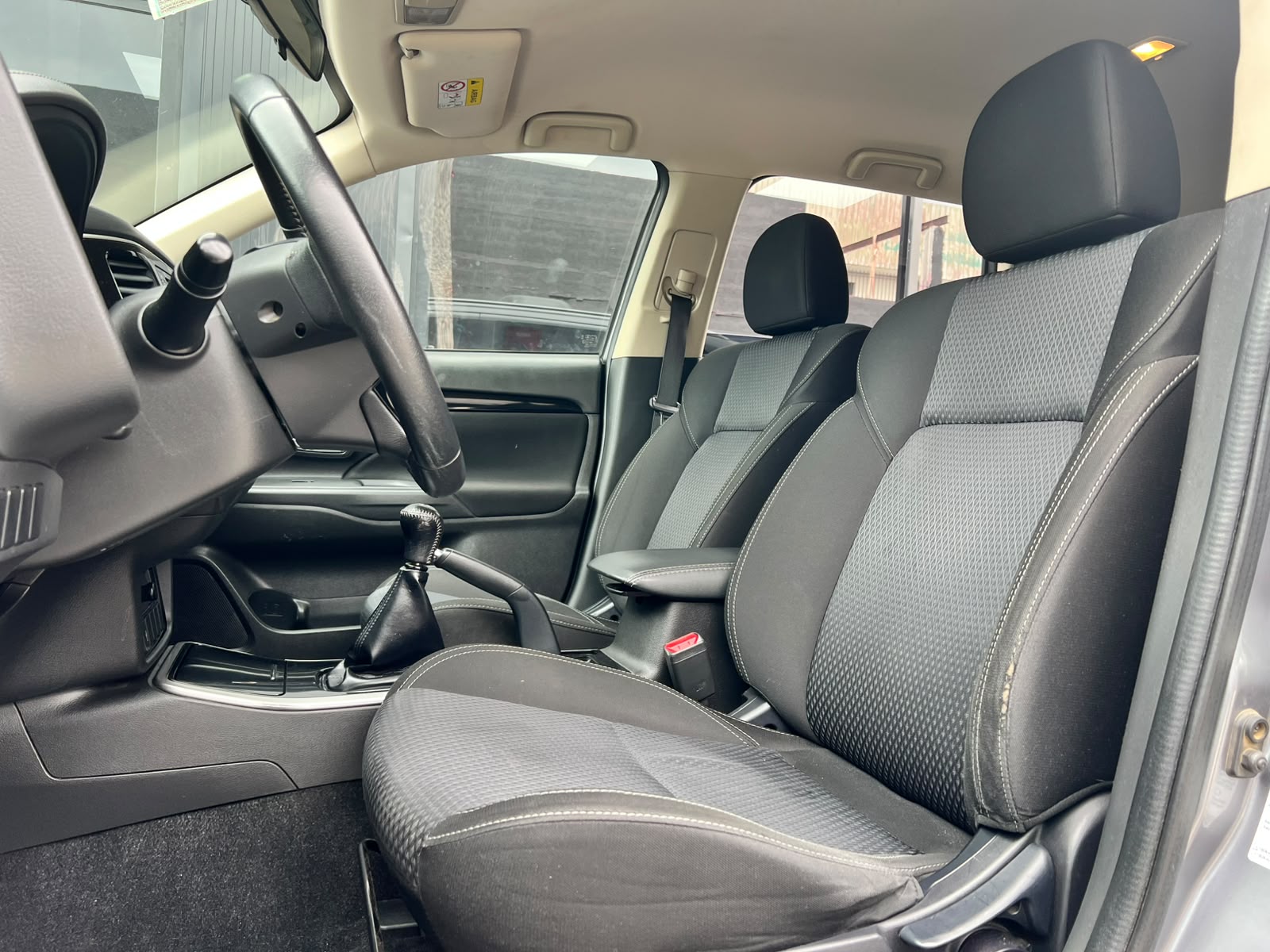
								MITSUBISHI OUTLANDER full									