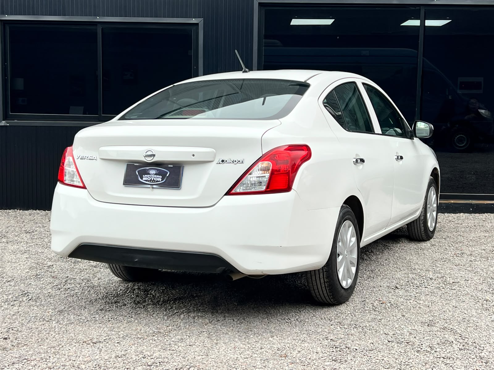 
								NISSAN VERSA full									