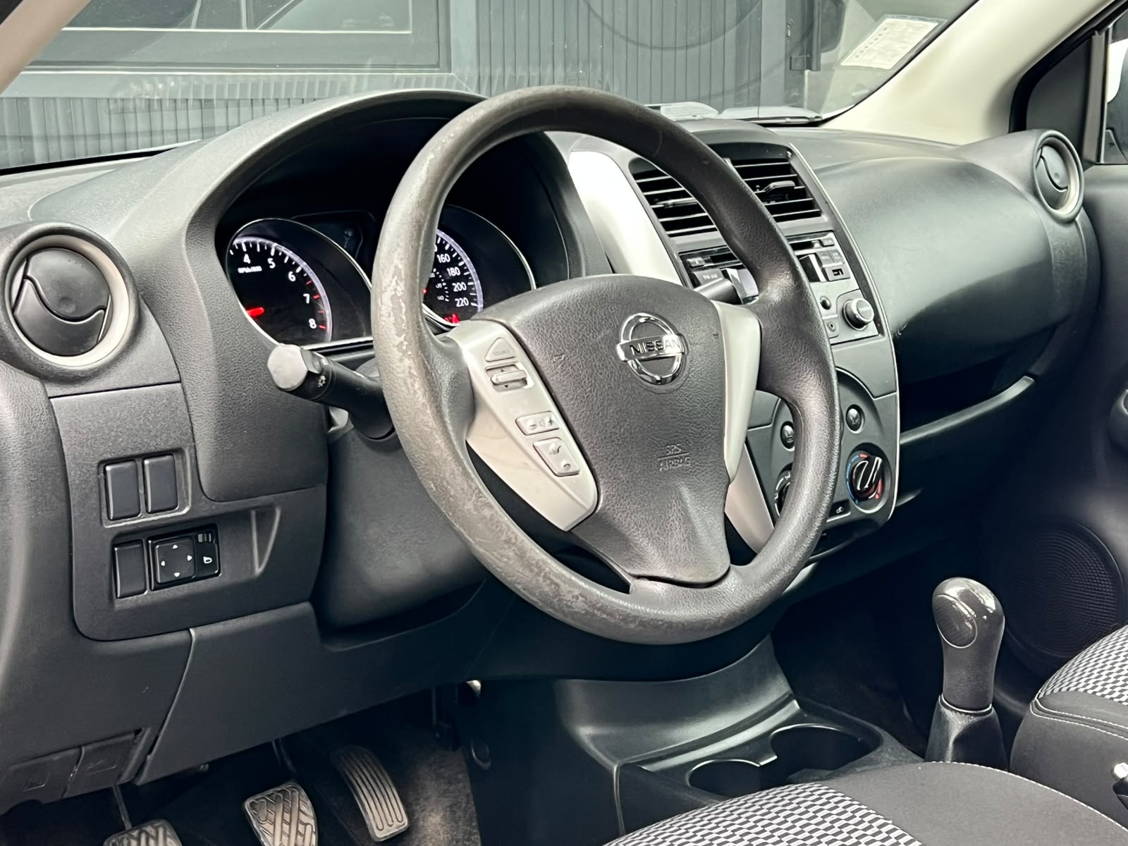 
								NISSAN VERSA full									