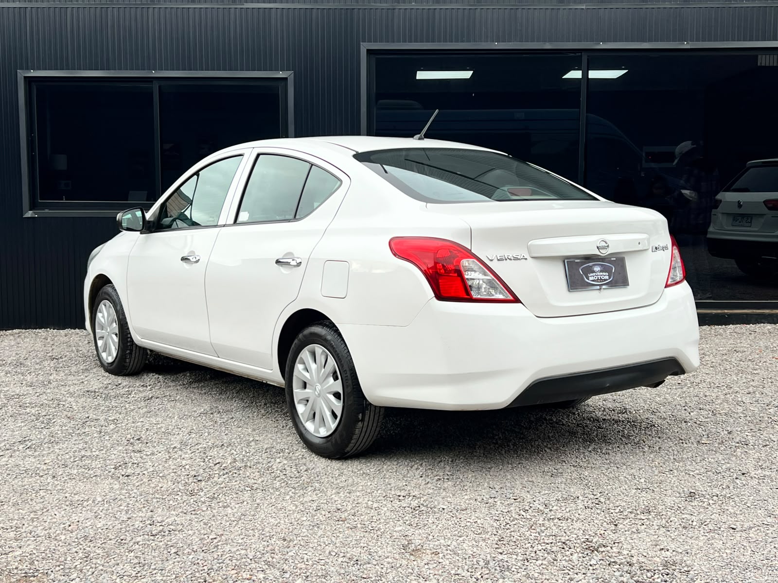 
								NISSAN VERSA full									